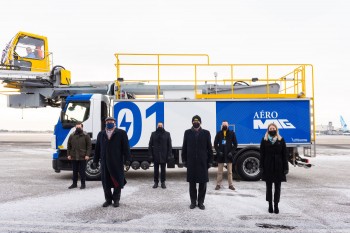 Aéro Mag's team in front of the new de-icing truck